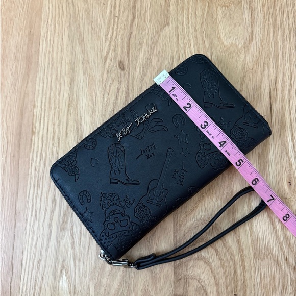 Betsy Johnson Black Zip Wallet with Handle Cowboy Skulls Horseshoe Rodeo - Picture 3 of 7